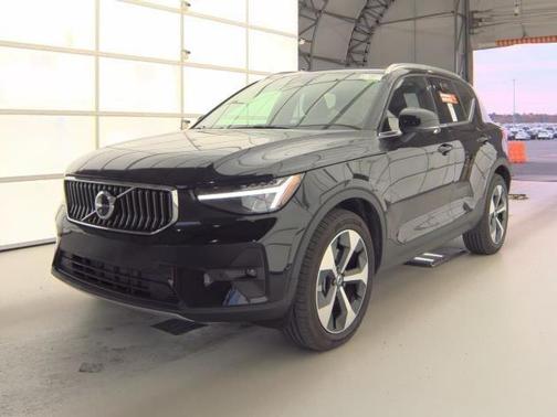 2025 Volvo XC40 B5 Plus Bright Theme