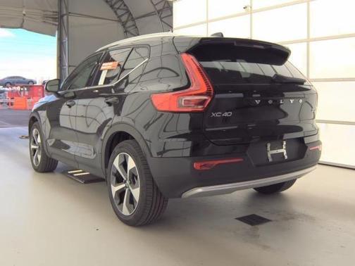 2025 Volvo XC40 B5 Plus Bright Theme