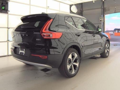 2025 Volvo XC40 B5 Plus Bright Theme