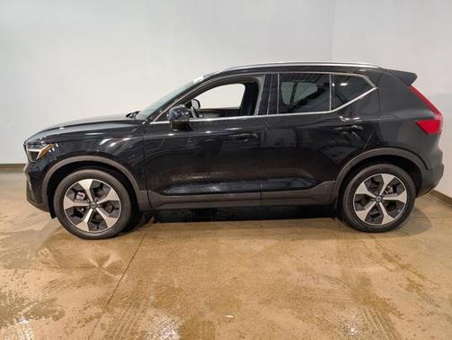 2025 Volvo XC40 B5 Plus Bright Theme