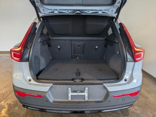 2026 Volvo XC40 Plus, B5 AWD Gas (mild hybrid), Dark