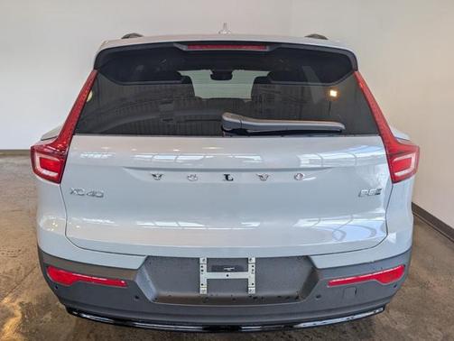 2026 Volvo XC40 Plus, B5 AWD Gas (mild hybrid), Dark