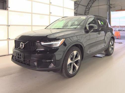 2025 Volvo XC40 B5 Plus Dark Theme