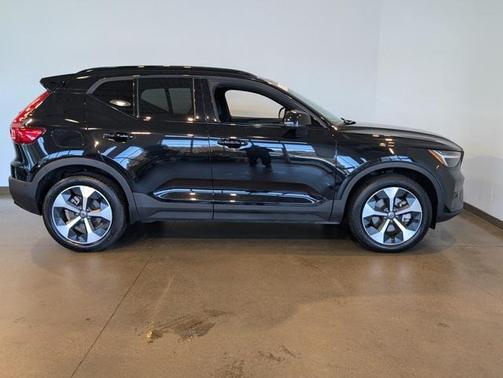 2025 Volvo XC40 B5 Plus Dark Theme