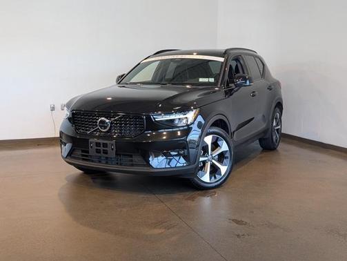 2025 Volvo XC40 B5 Plus Dark Theme