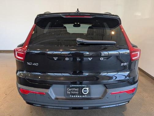 2025 Volvo XC40 B5 Plus Dark Theme