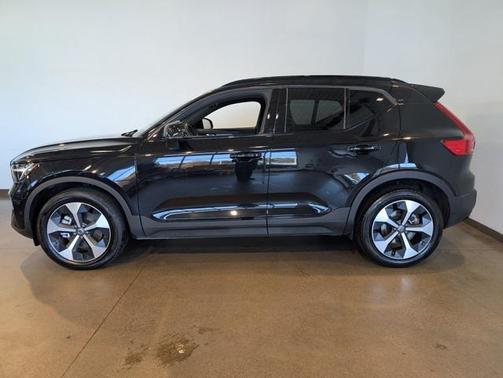 2025 Volvo XC40 B5 Plus Dark Theme