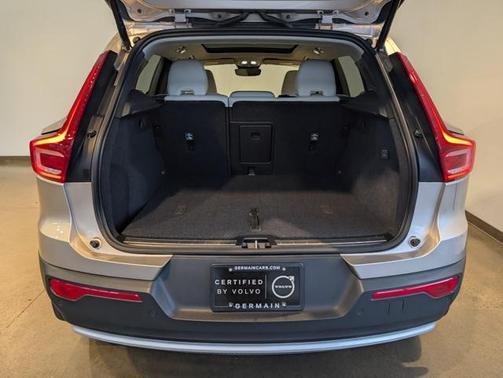 2023 Volvo XC40 B5 Ultimate Bright Theme