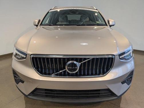 2023 Volvo XC40 B5 Ultimate Bright Theme