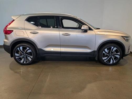 2023 Volvo XC40 B5 Ultimate Bright Theme