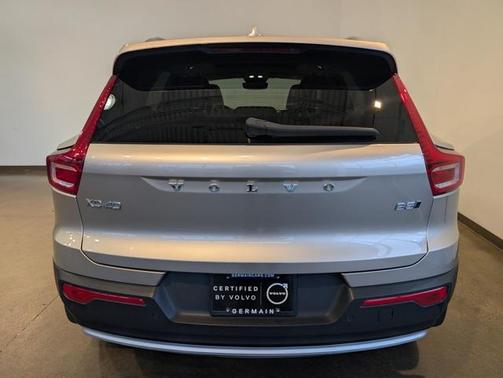 2023 Volvo XC40 B5 Ultimate Bright Theme