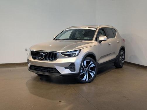 2023 Volvo XC40 B5 Ultimate Bright Theme
