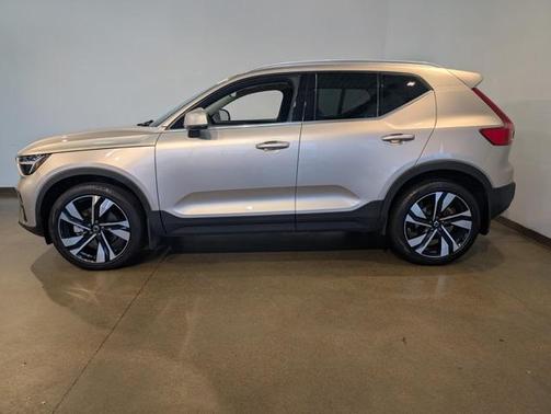 2023 Volvo XC40 B5 Ultimate Bright Theme