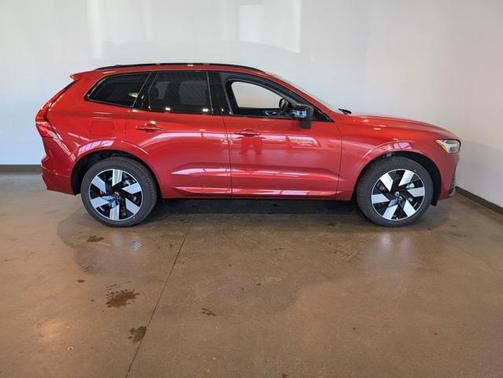2025 Volvo XC60 Plug-In Hybrid T8 Plus