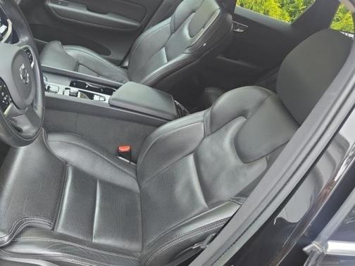 2022 Volvo XC60 B6 Inscription