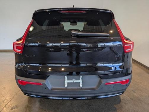 2026 Volvo XC40 Black Edition Ultra, B5 AWD Gas (mild hybrid)