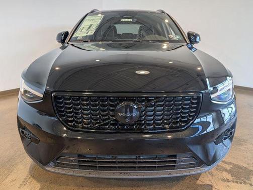 2026 Volvo XC40 Black Edition Ultra, B5 AWD Gas (mild hybrid)