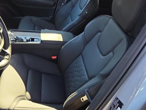 2025 Volvo XC90 Plug-In Hybrid T8 Plus 6-Seater