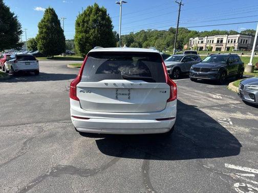 White 2022 Volvo XC90 T6 Momentum