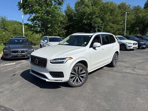 White 2022 Volvo XC90 T6 Momentum
