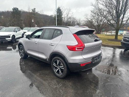 2026 Volvo XC40 Core, B5 AWD Gas (mild hybrid), Dark