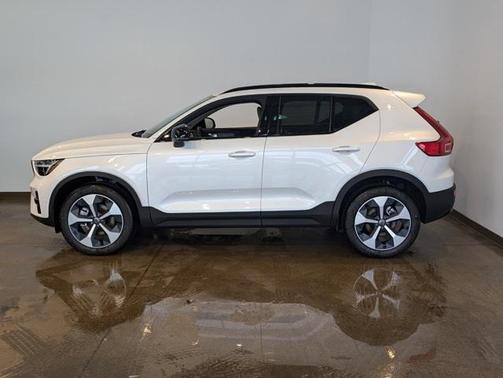 2025 Volvo XC40 B5 Plus Dark Theme
