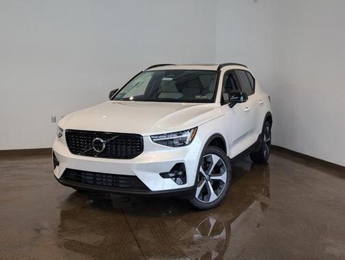 2025 Volvo XC40 B5 Plus Dark Theme