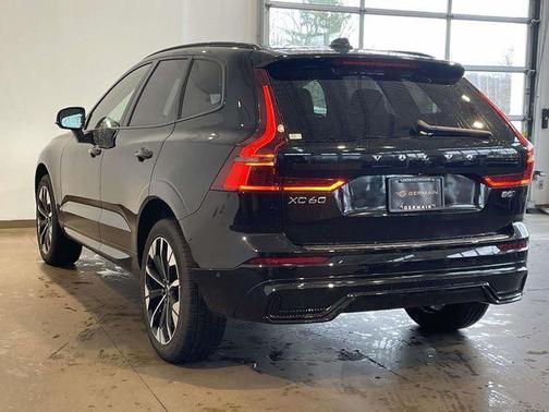 Onyx Black Metallic 2026 Volvo XC60 B5 Plus