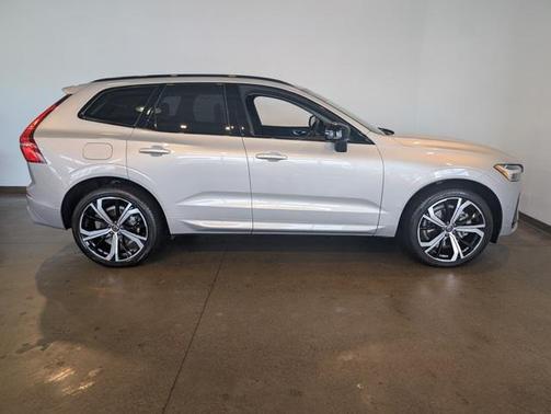 2023 Volvo XC60 Recharge Plug-In Hybrid T8 Ultimate Dark Theme