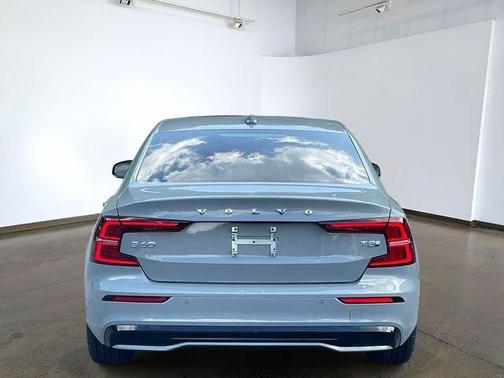 Vapour Grey Metallic 2025 Volvo S60 Plug-In Hybrid T8 Plus