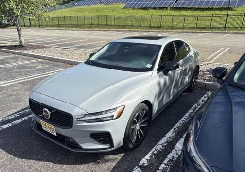 Vapour Grey Metallic 2025 Volvo S60 Plug-In Hybrid T8 Plus