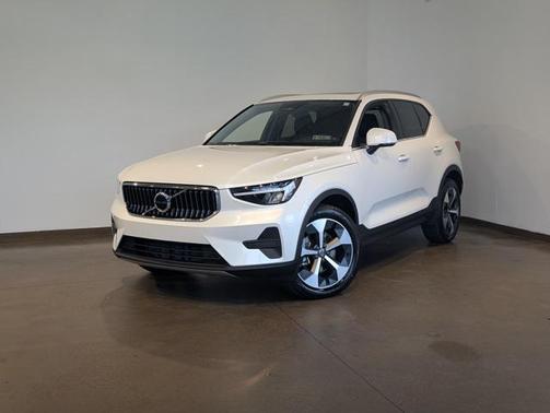 2025 Volvo XC40 B5 Core Bright Theme