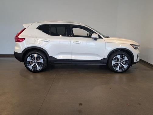 2025 Volvo XC40 B5 Core Bright Theme