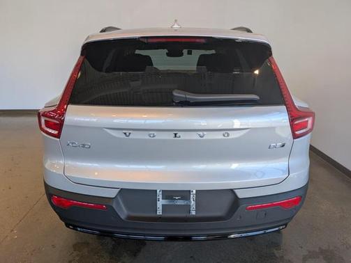 2025 Volvo XC40 B5 Ultra Dark Theme
