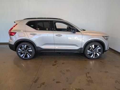 2025 Volvo XC40 B5 Ultra Dark Theme