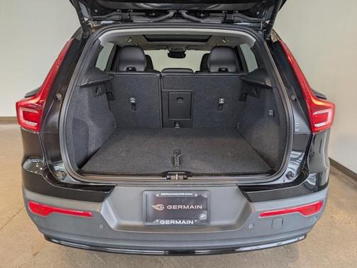 2023 Volvo XC40 B5 Plus Dark Theme