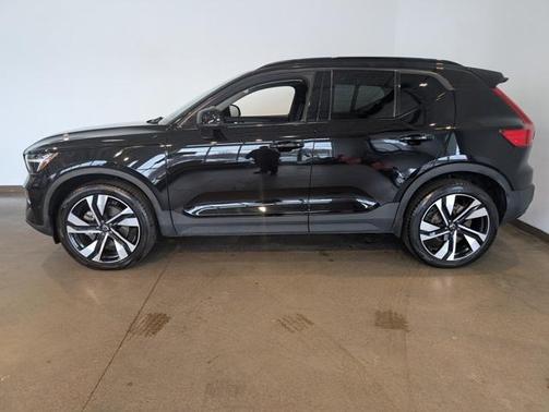 2023 Volvo XC40 B5 Plus Dark Theme