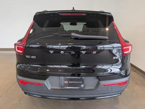 2023 Volvo XC40 B5 Plus Dark Theme
