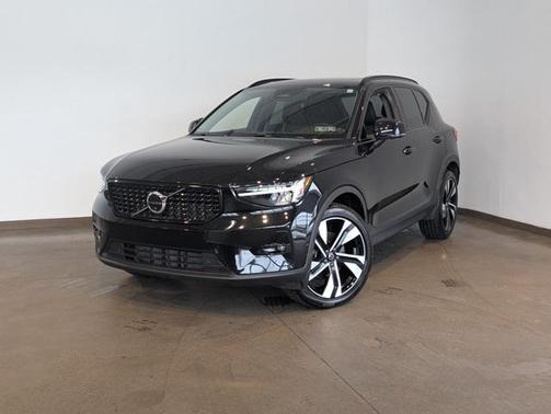 2023 Volvo XC40 B5 Plus Dark Theme
