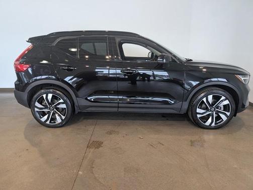 2023 Volvo XC40 B5 Plus Dark Theme