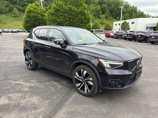 Onyx Black Metallic 2023 Volvo XC40 B5 Plus Dark Theme
