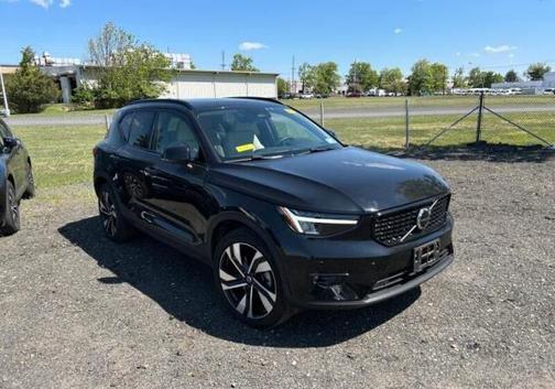 Onyx Black Metallic 2023 Volvo XC40 B5 Plus Dark Theme