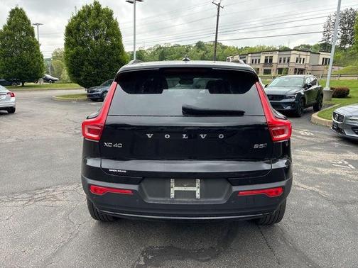 Onyx Black Metallic 2023 Volvo XC40 B5 Plus Dark Theme