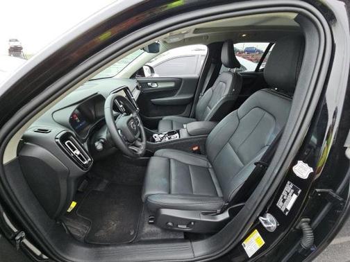2025 Volvo XC40 B5 Plus Bright Theme