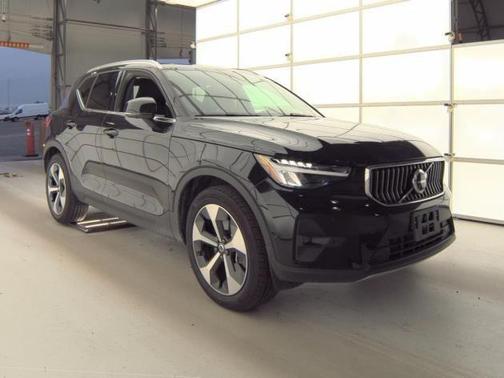 2025 Volvo XC40 B5 Plus Bright Theme