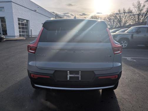 2025 Volvo XC40 B5 Core Bright Theme