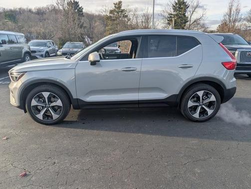 2025 Volvo XC40 B5 Core Bright Theme