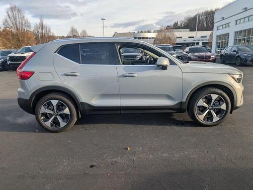 2025 Volvo XC40 B5 Core Bright Theme