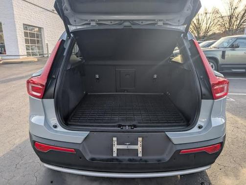 2025 Volvo XC40 B5 Core Bright Theme