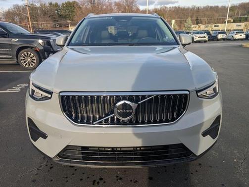 2025 Volvo XC40 B5 Core Bright Theme